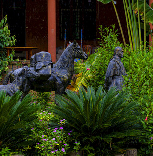 花园中的雕塑与绿植景观