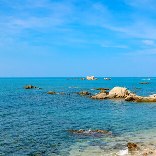 碧海蓝天的海边景致
