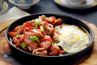 美味窝蛋牛肉煲仔饭