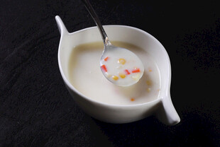 白色碗装美味牛奶甜品