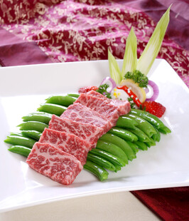 鲜嫩牛肉配青豆摆盘