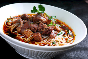 香辣牛肉面条美食特写