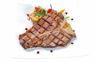 美味多汁的烤牛排