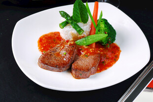 美味酱汁浇淋的精致肉块