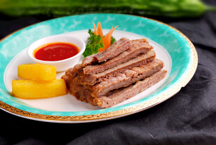 美味牛肉摆盘配蘸料