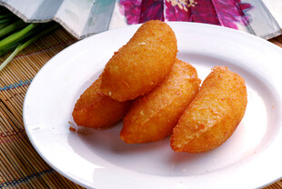 金黄油炸小食摆于白盘