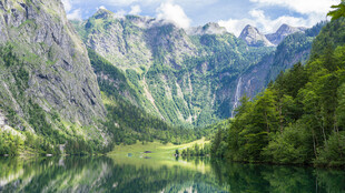 山间湖泊美景