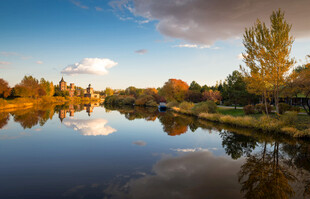 秋日湖畔美丽倒影景色
