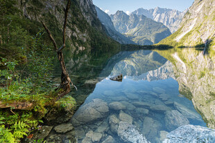 山间清澈湖水与秀丽山景