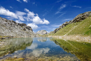山间静谧湖景