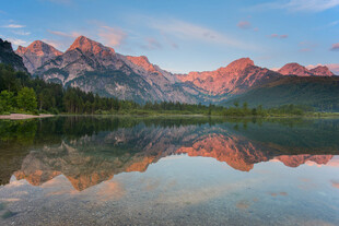 山间湖景