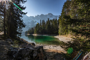 山间幽湖美景