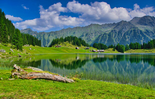 湖畔青山美景如画