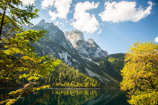 山间湖畔美景