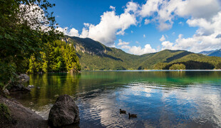 湖畔青山蓝天白云美景