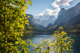 山间湖畔美景
