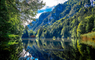 山间湖景