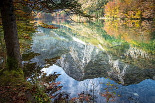 秋日山林倒影湖景图