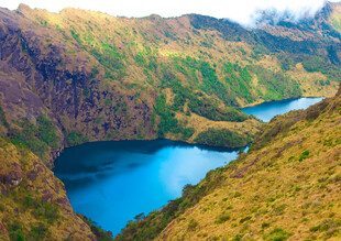 山间蓝湖美景