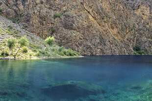 山间幽蓝湖泊美景