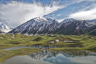 雪山下的静谧湖泊美景