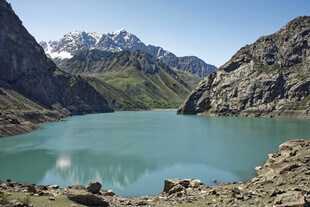 高山湖泊美景