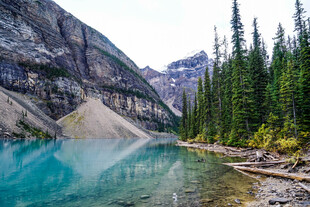 美丽的山间蓝湖景色
