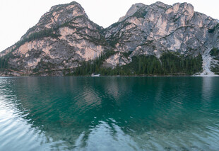 高山下的澄澈碧绿湖水