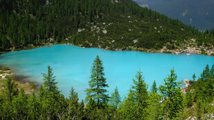 山间蓝湖
