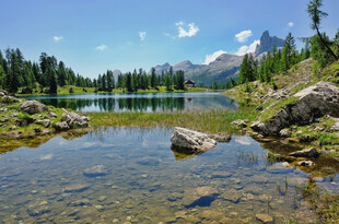 宁静湖畔的山水自然美景
