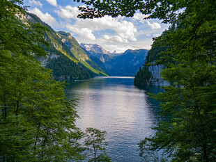 山间静谧湖景