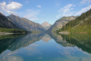 宁静山水湖景倒影如画