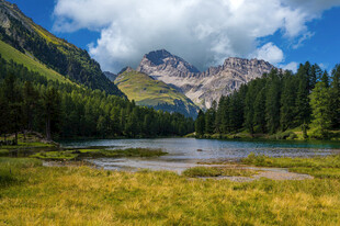 山间湖畔美景
