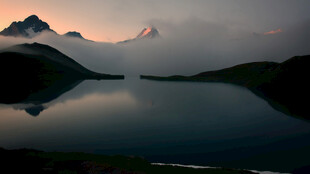 湖畔山景