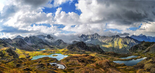 高山湖泊壮丽自然景观