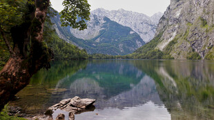 山间静谧湖景