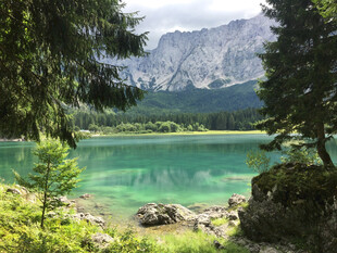 山间碧湖美景