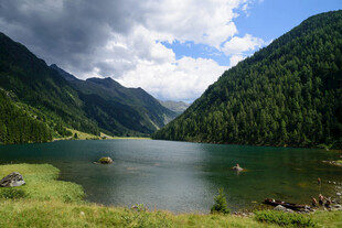 山间幽湖美景