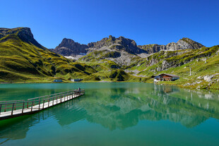 高山湖畔美景