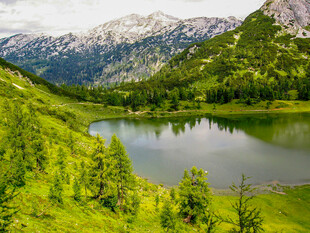 山间翠湖美景