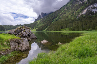山间静谧小湖