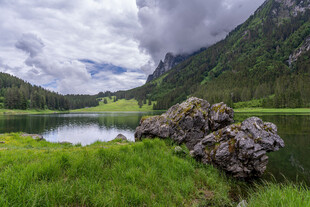 山间湖畔美景