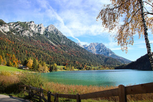 秋日山间湖畔美丽景致