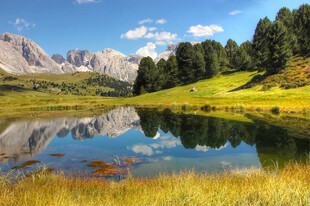 山间静谧湖景