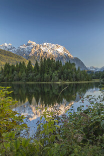 湖畔青山美景