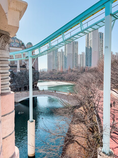 城市中的透明观景玻璃桥