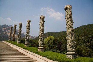 山间石柱景观