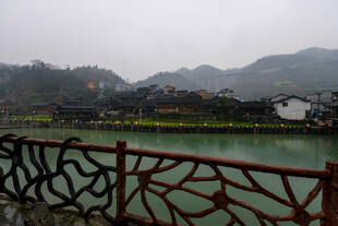 烟雨江畔古朴村落景致