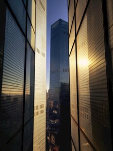 夕阳下的都市高楼景观