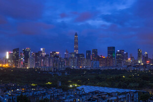 夜幕下的繁华都市天际线